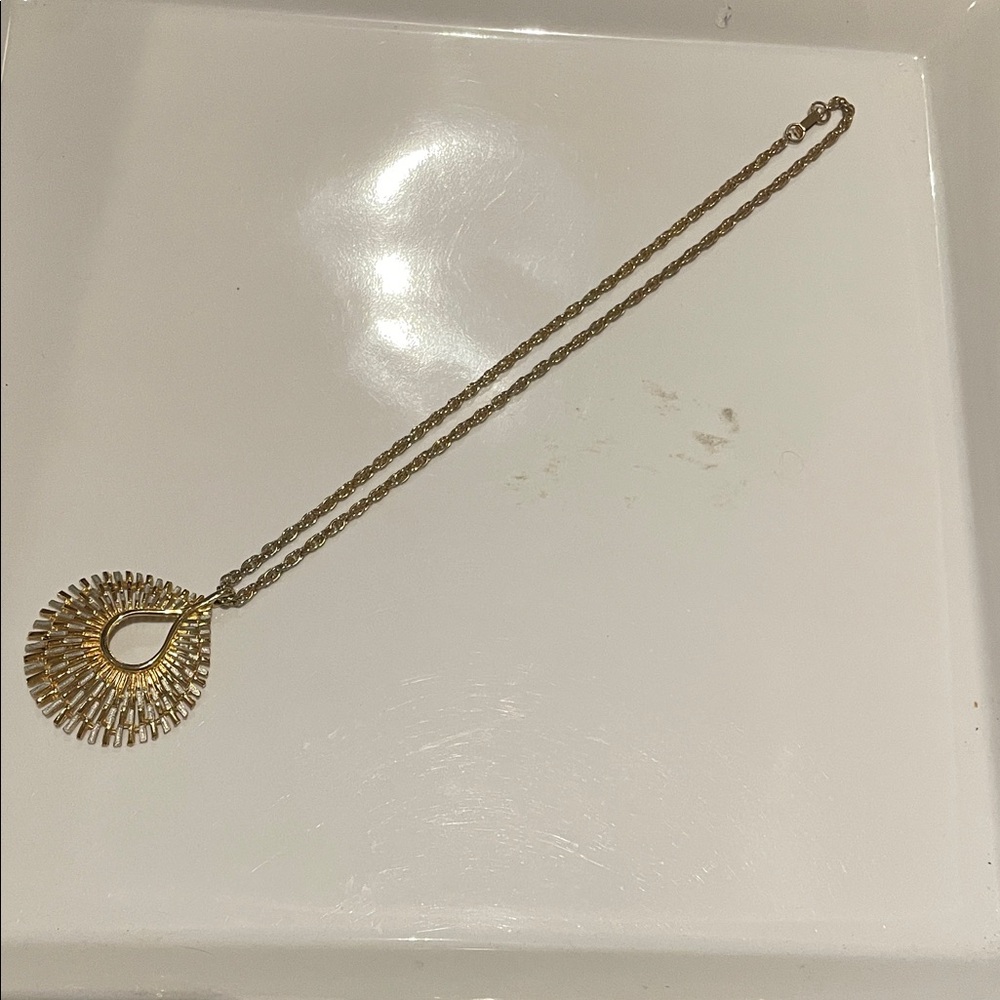 Vintage Elegant Gold Teardrop Sunburst Pendant Necklace